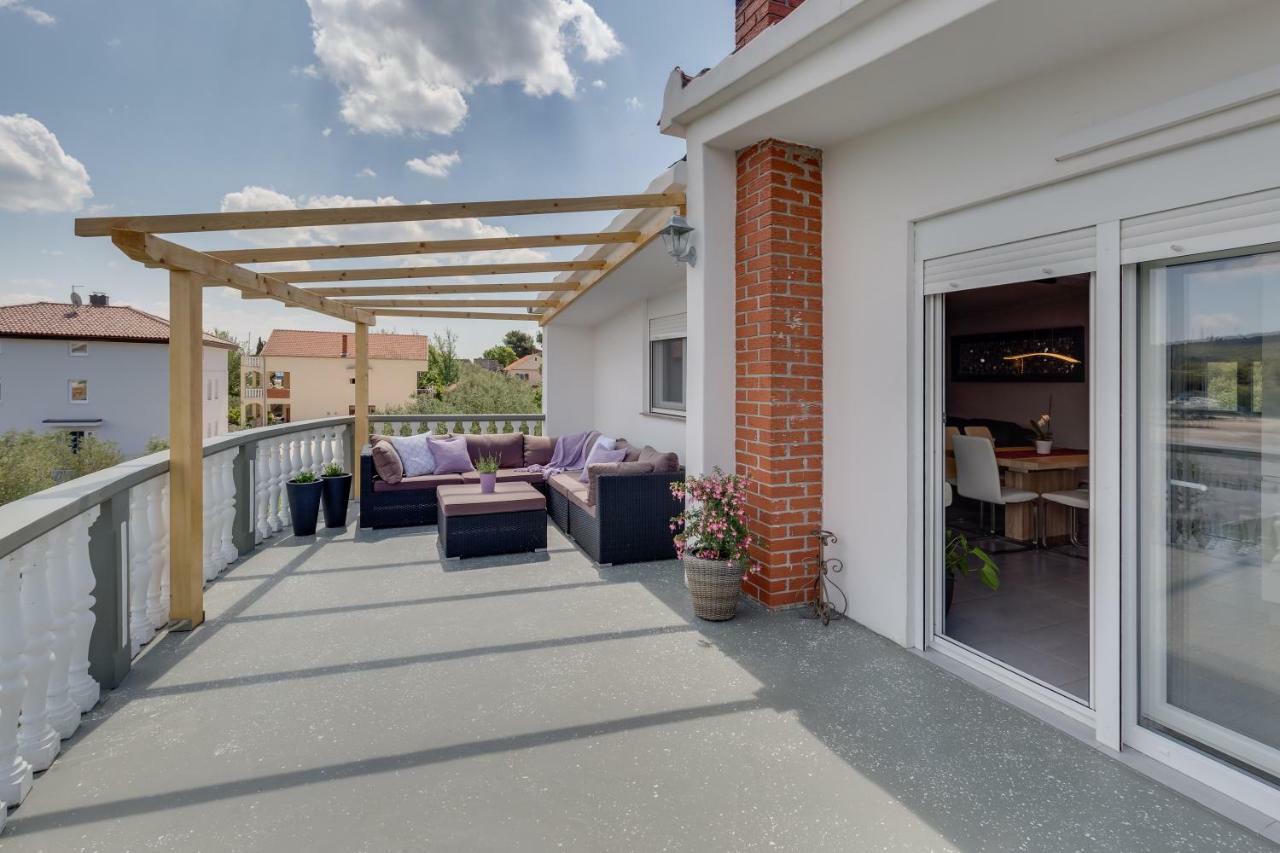 Modern And Spacious Apartment Bibinje Exterior photo
